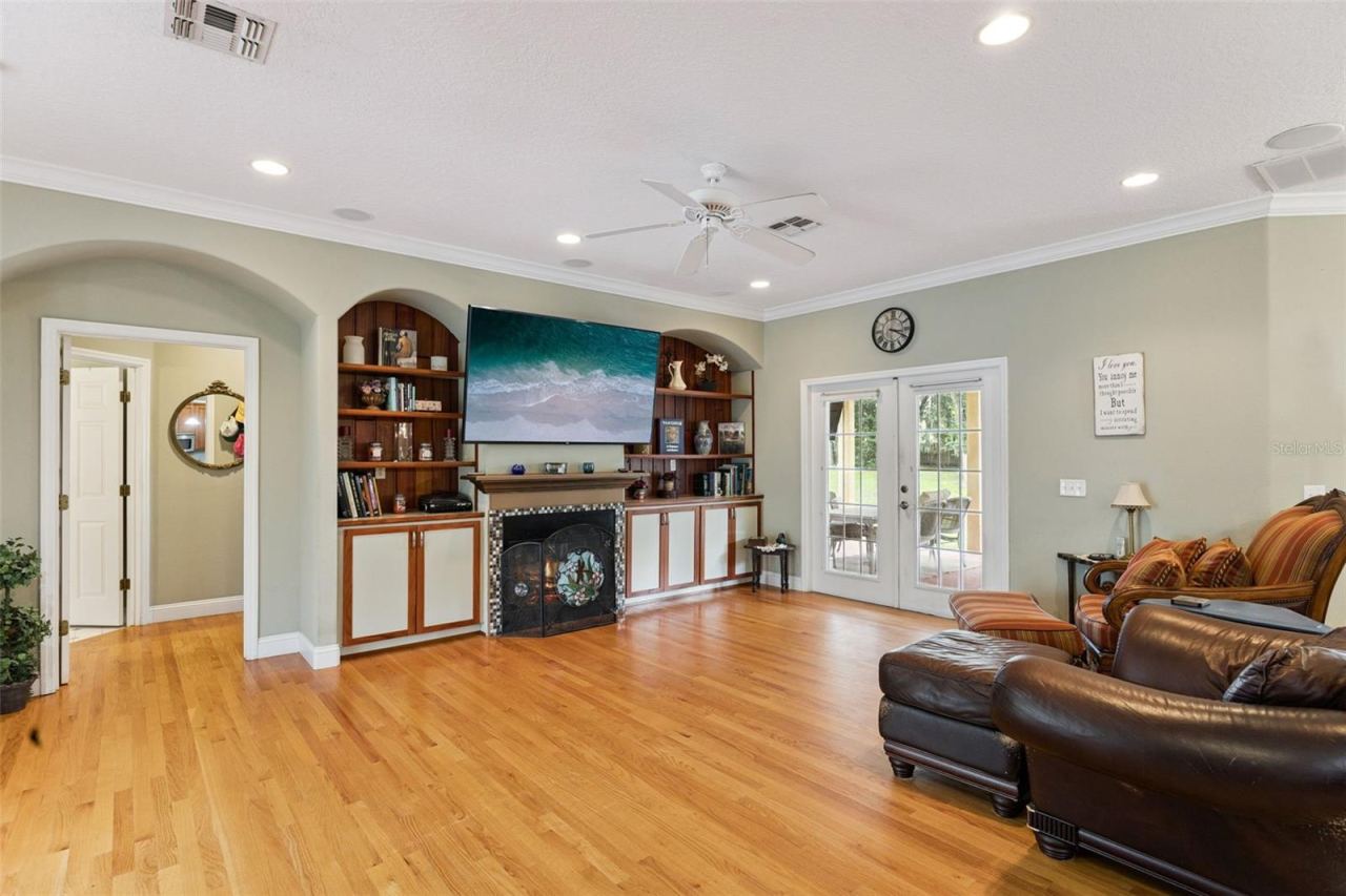 Photo 7 of 20: Living Room