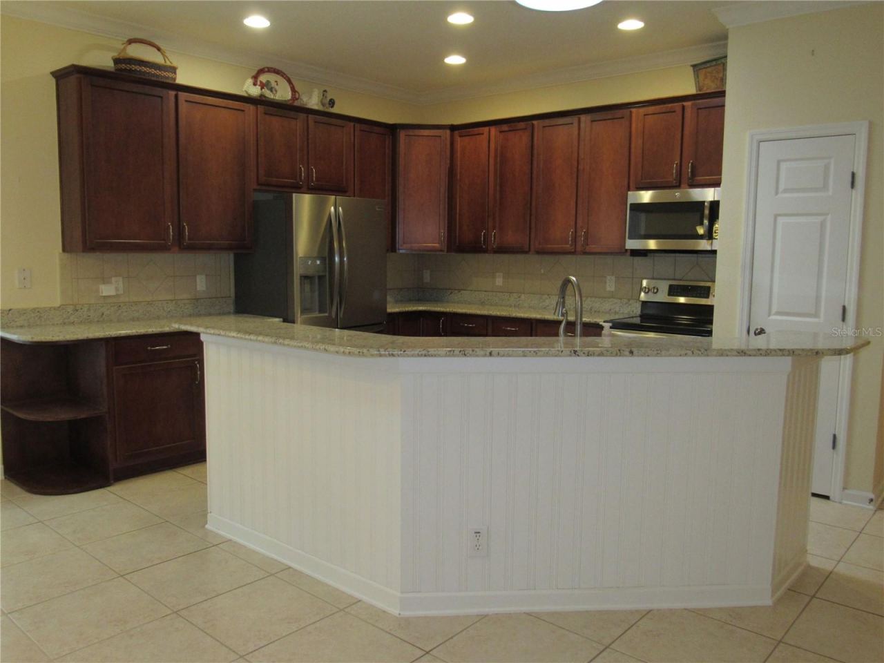 Photo 5 of 20: BREAKFAST BAR AND CLOSET PANTRY
