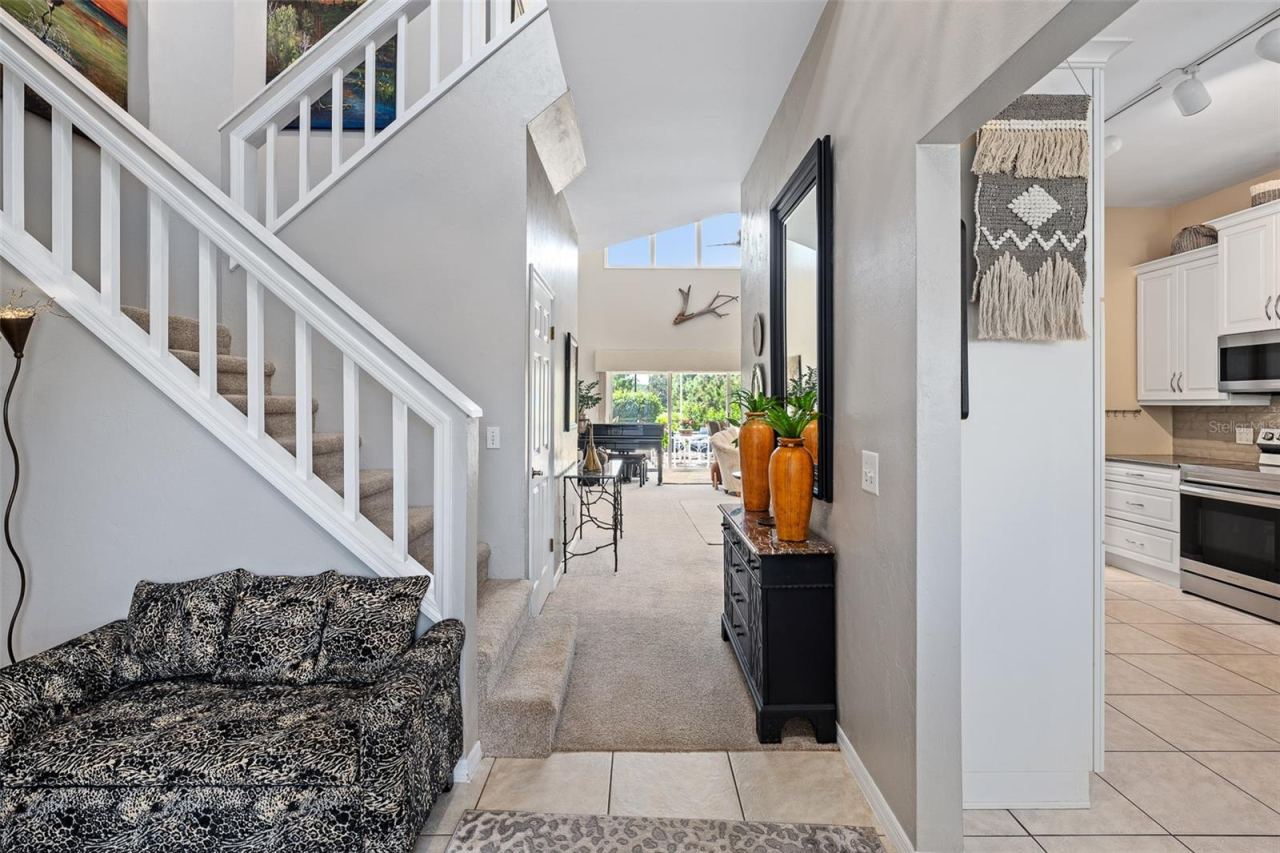 Photo 6 of 20: Foyer