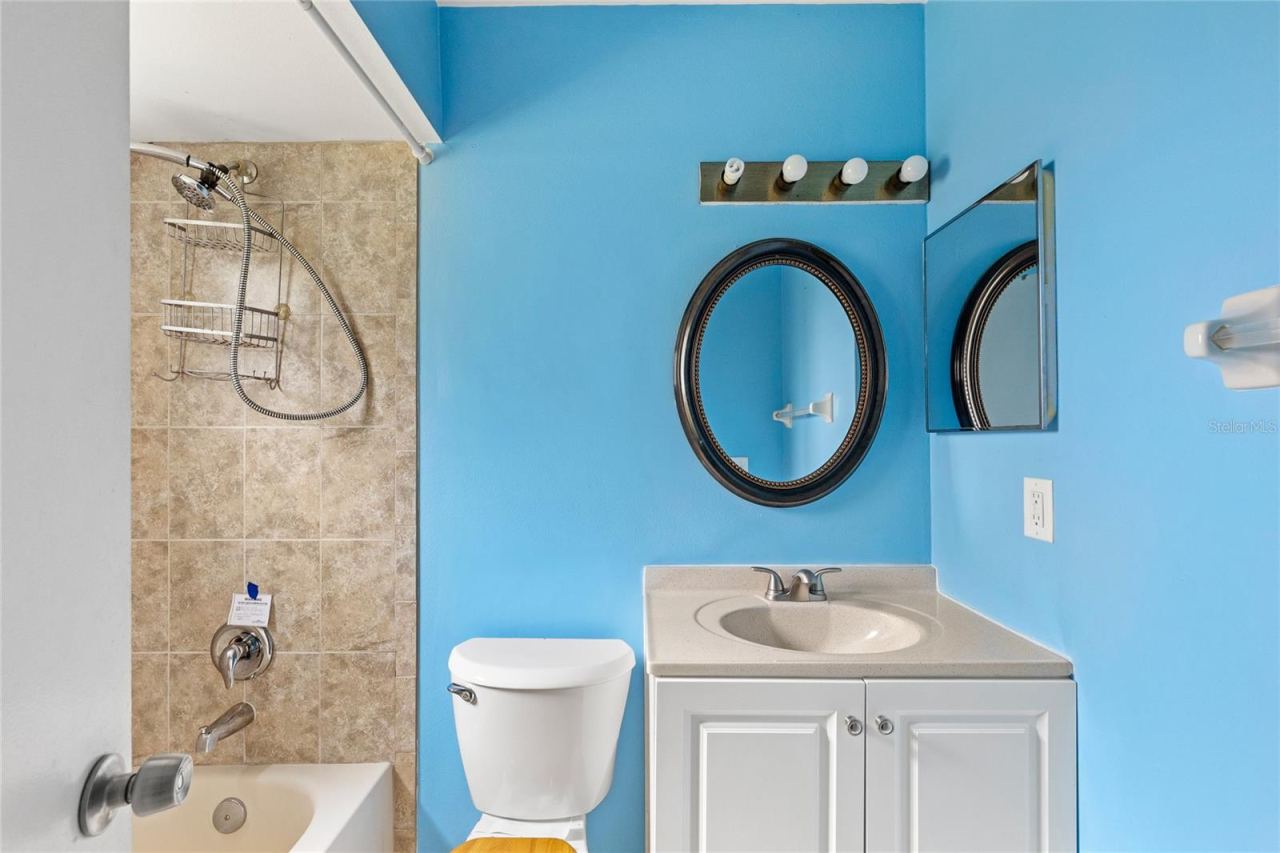 Photo 16 of 20: Second full bathroom