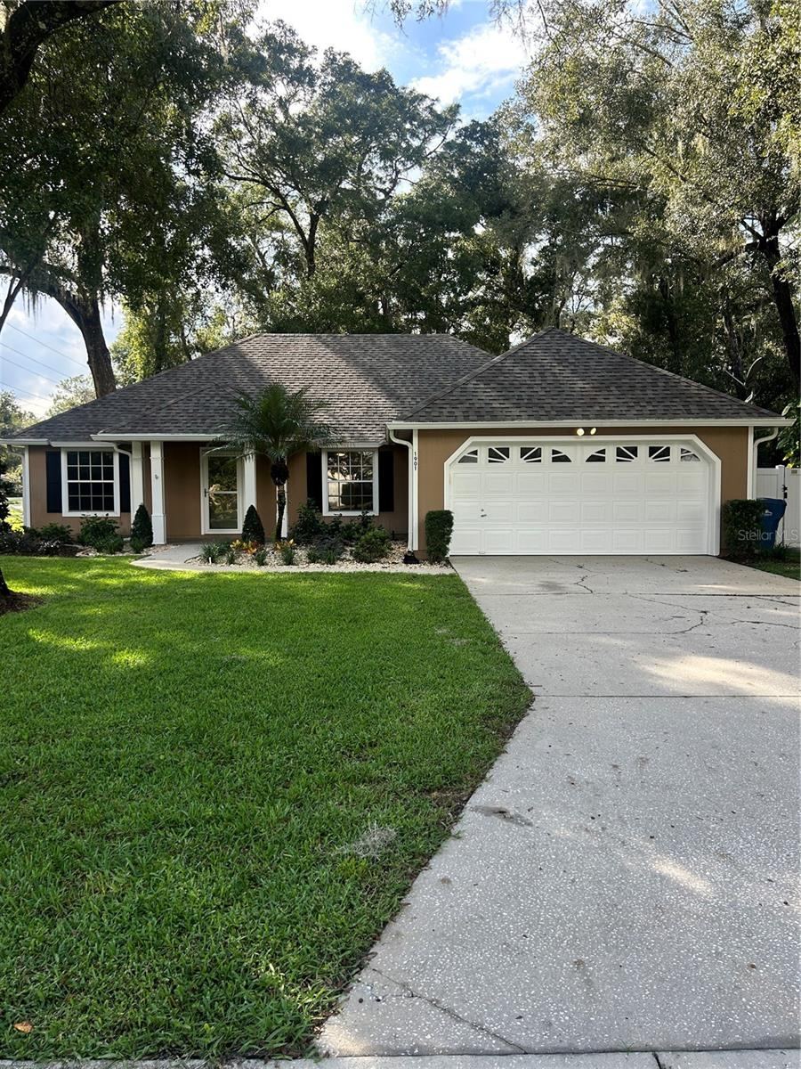 Photo 3 of 20: 1901 KNOLTON AVE ORANGE CITY FL 3 BEDROOM/3 BATH SPLIT PLAN