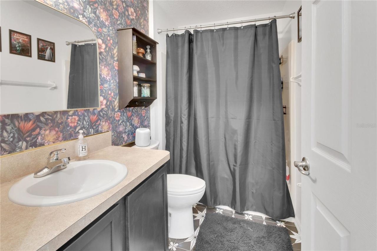 Photo 18 of 20: Hall Bath
