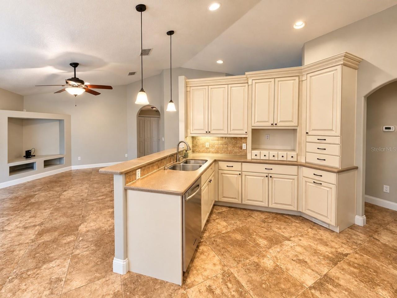 Photo 3 of 20: Kitchen/Living