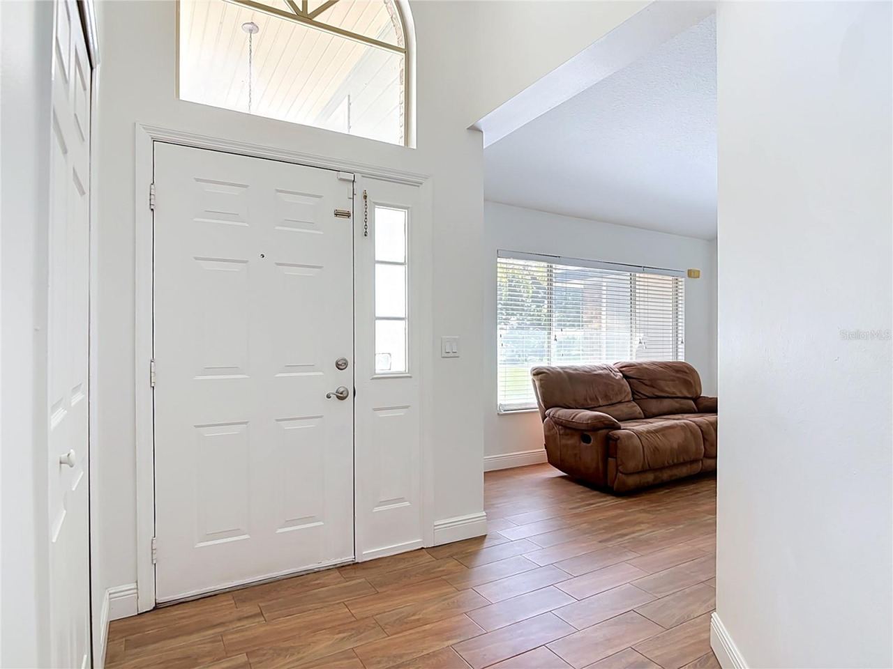 Photo 4 of 20: Entryway