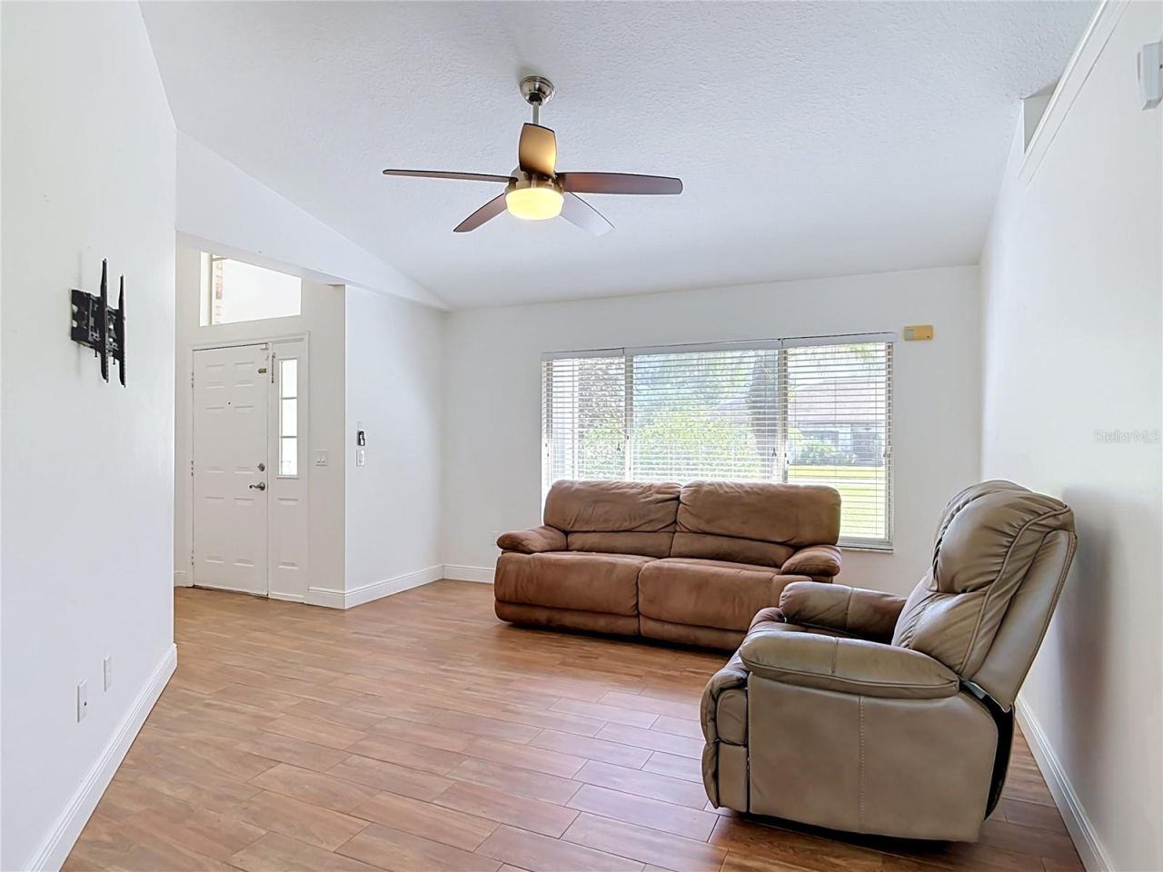 Photo 5 of 20: Living Room