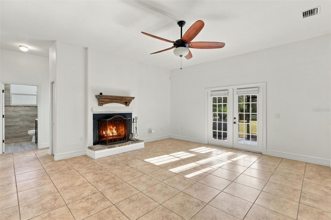 Photo 8 of 20: Main Living Room