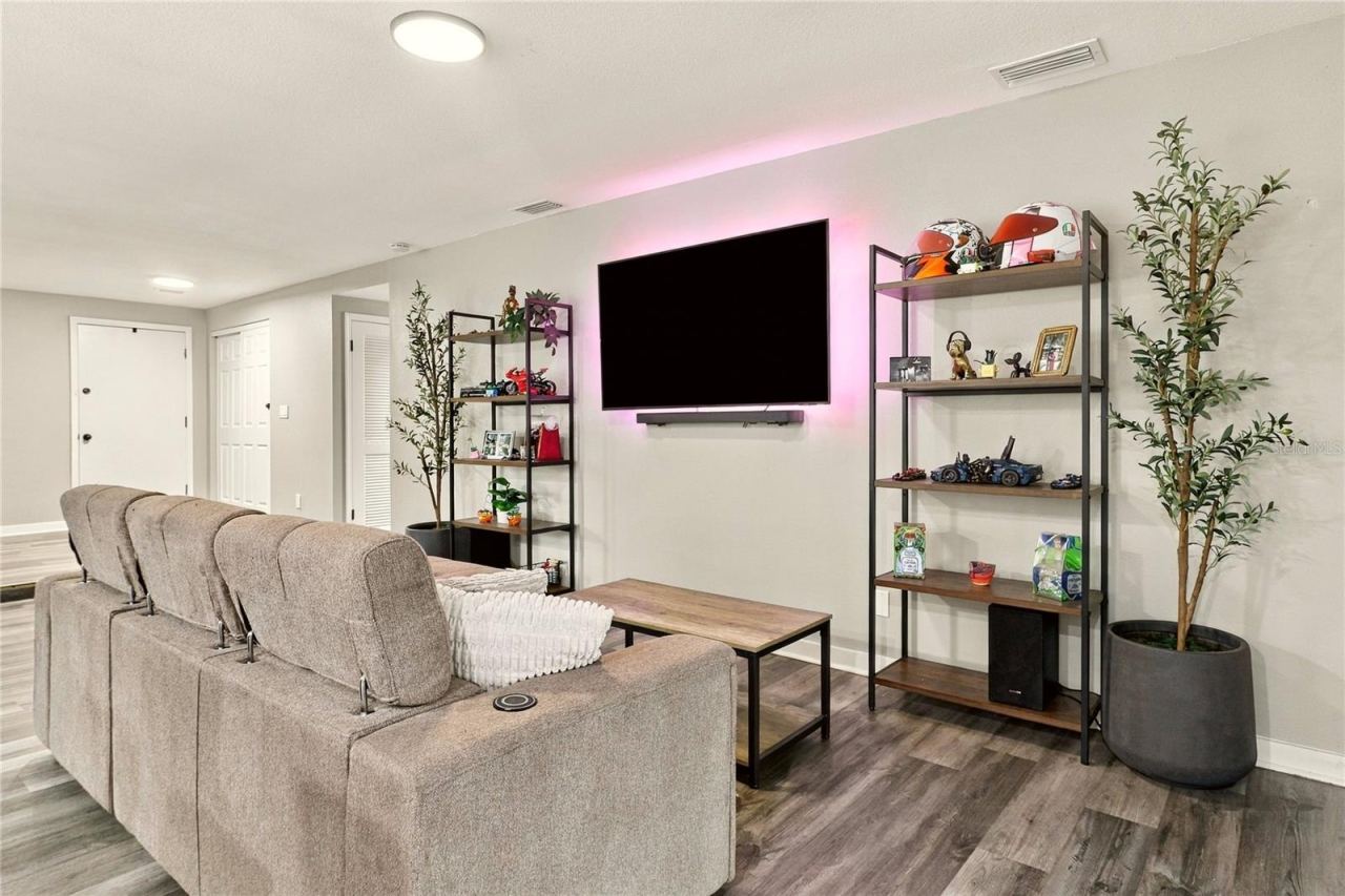Photo 6 of 20: Living Room