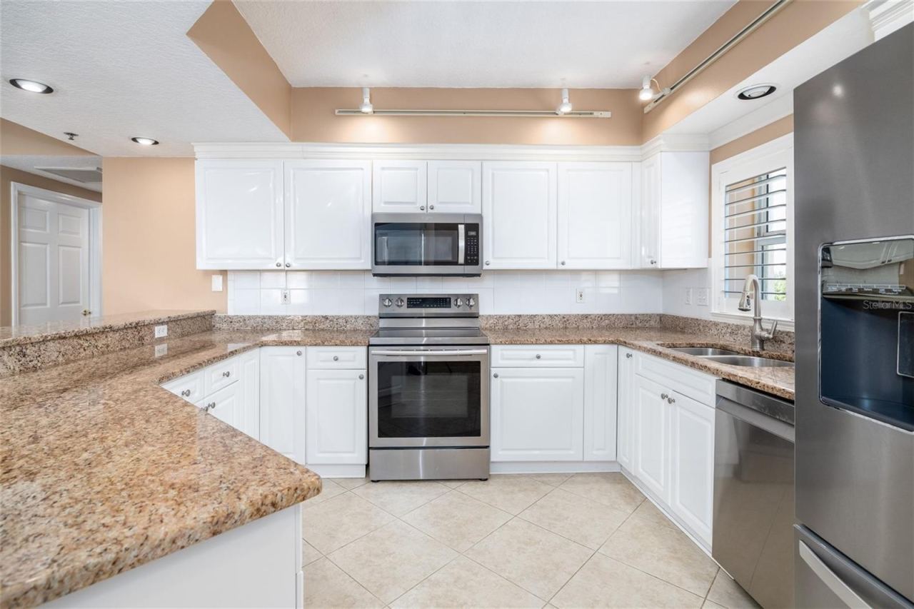 Photo 5 of 20: Granite, SS appl & lots of cabinets & drawers.