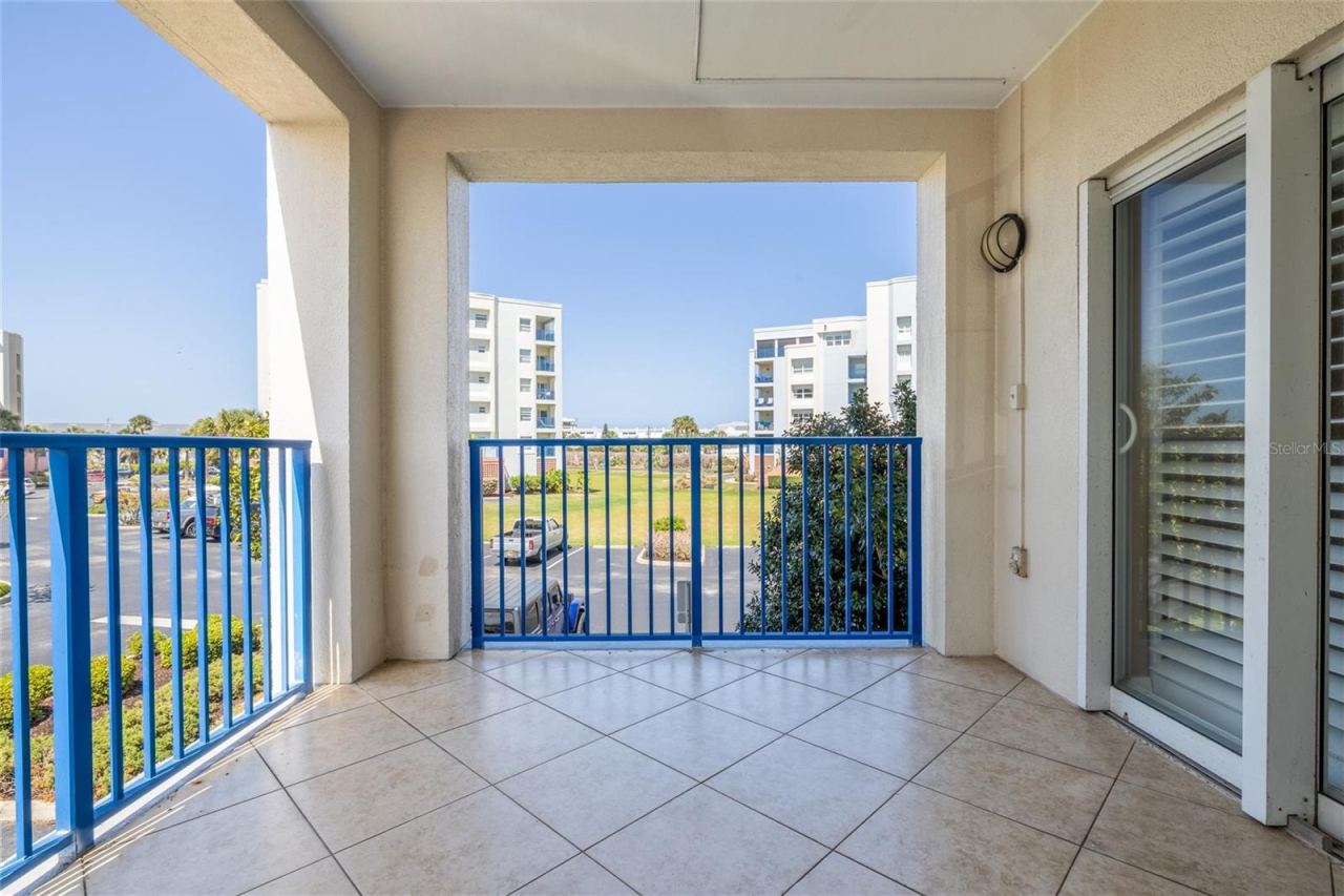 Photo 19 of 20: Front balcony opens to kit & LR