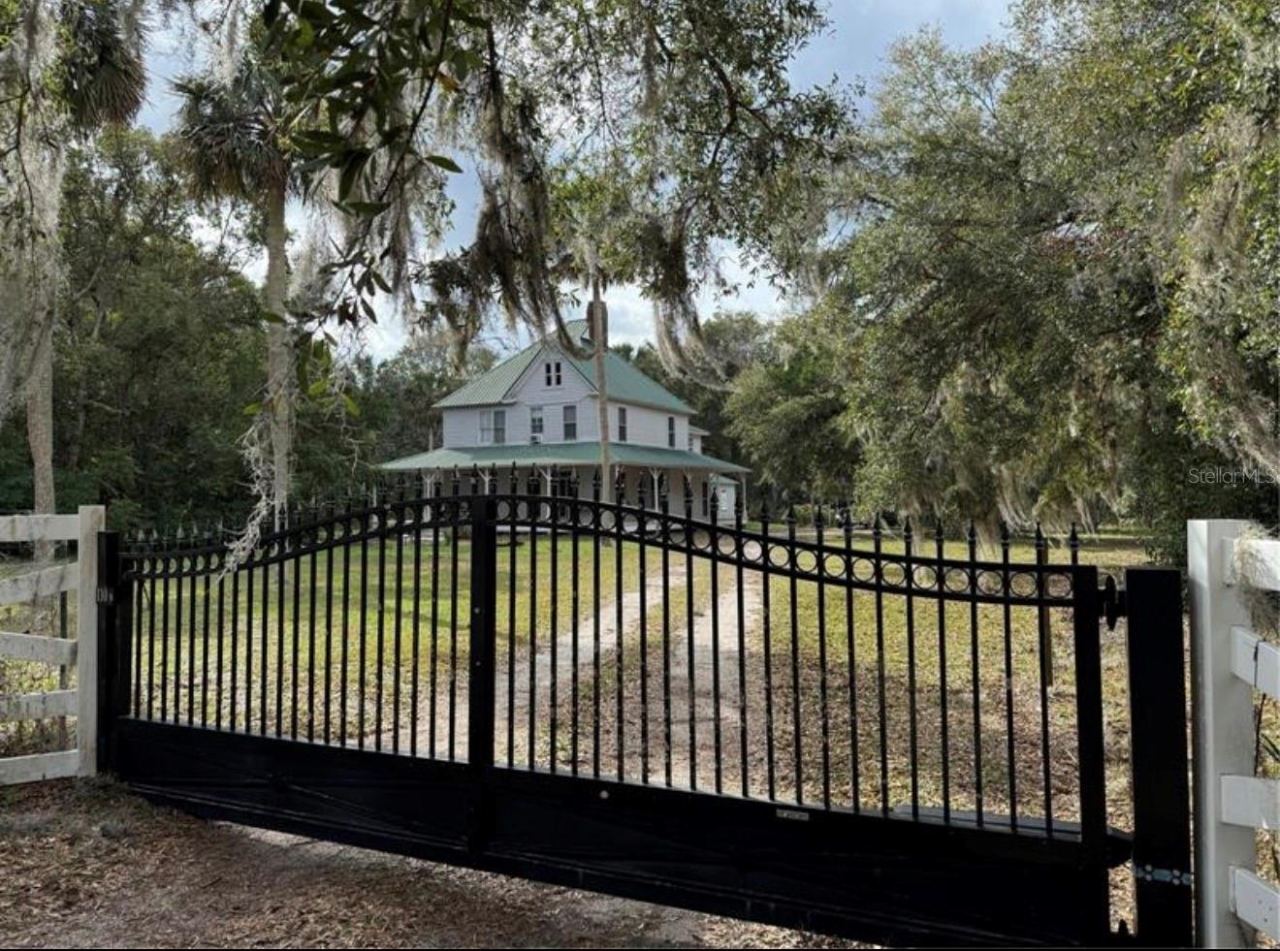 Photo 4 of 20: Entry gate