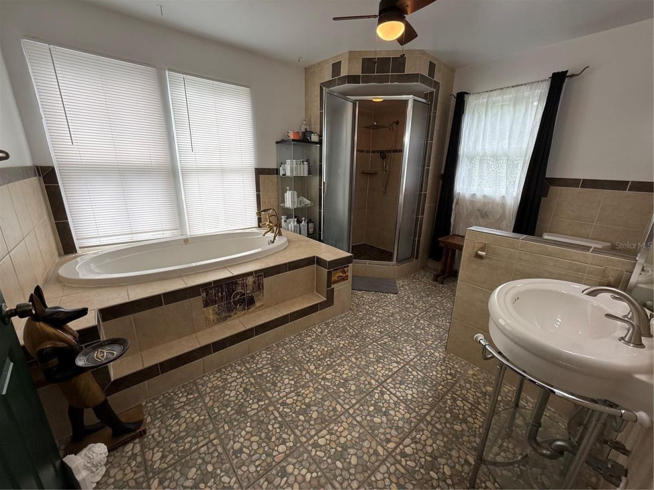 Photo 19 of 20: Upstairs Bathroom