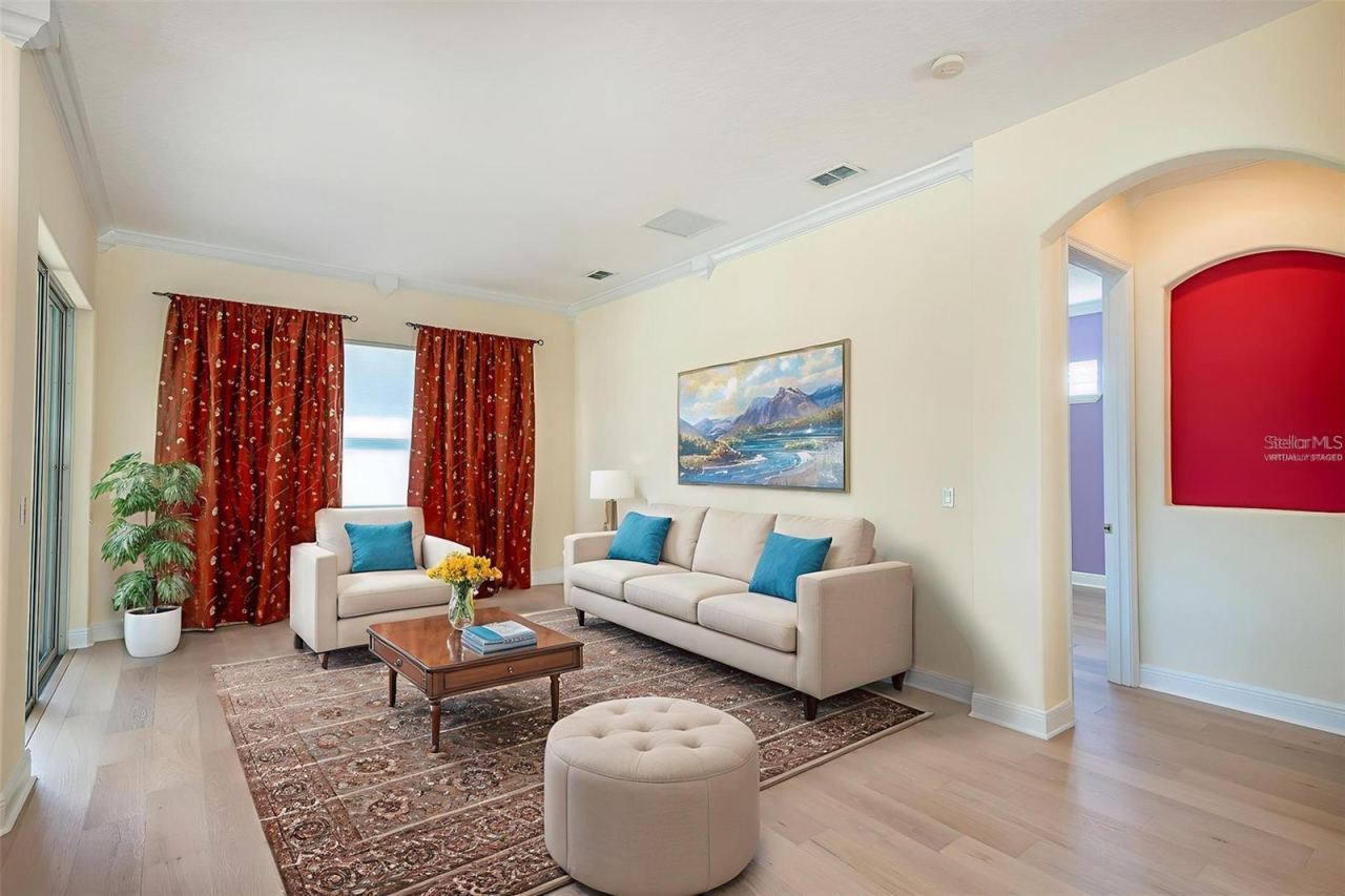 Photo 10 of 20: Living room (virtually staged)