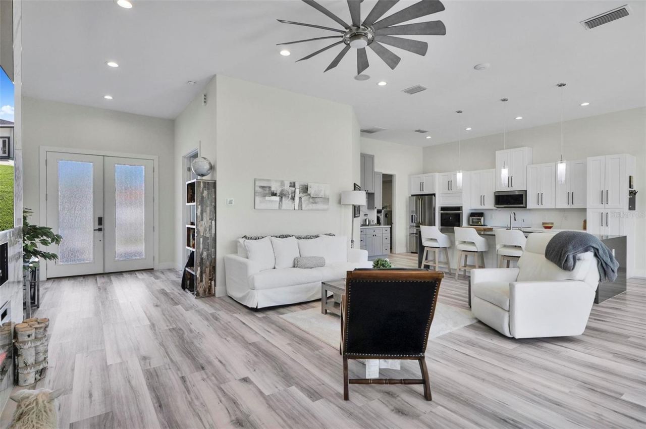 Photo 8 of 20: CENTRAL LIVING SPACE WITH FIREPLACE