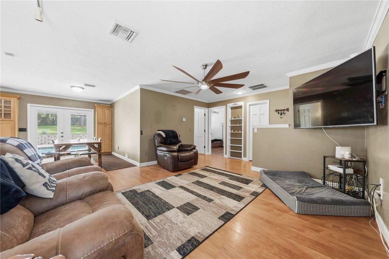 Photo 6 of 20: LIVING ROOM