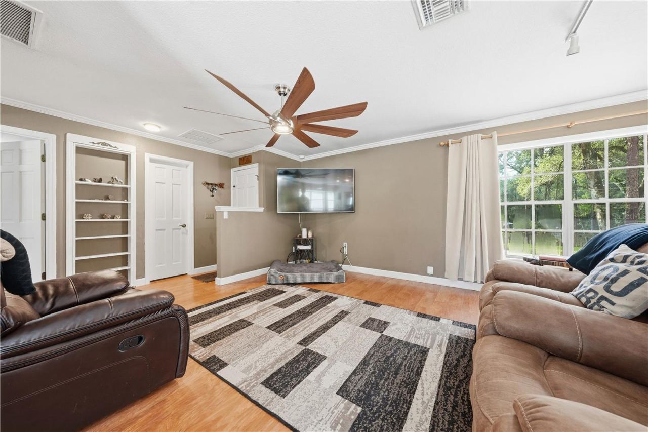 Photo 8 of 20: LIVING ROOM