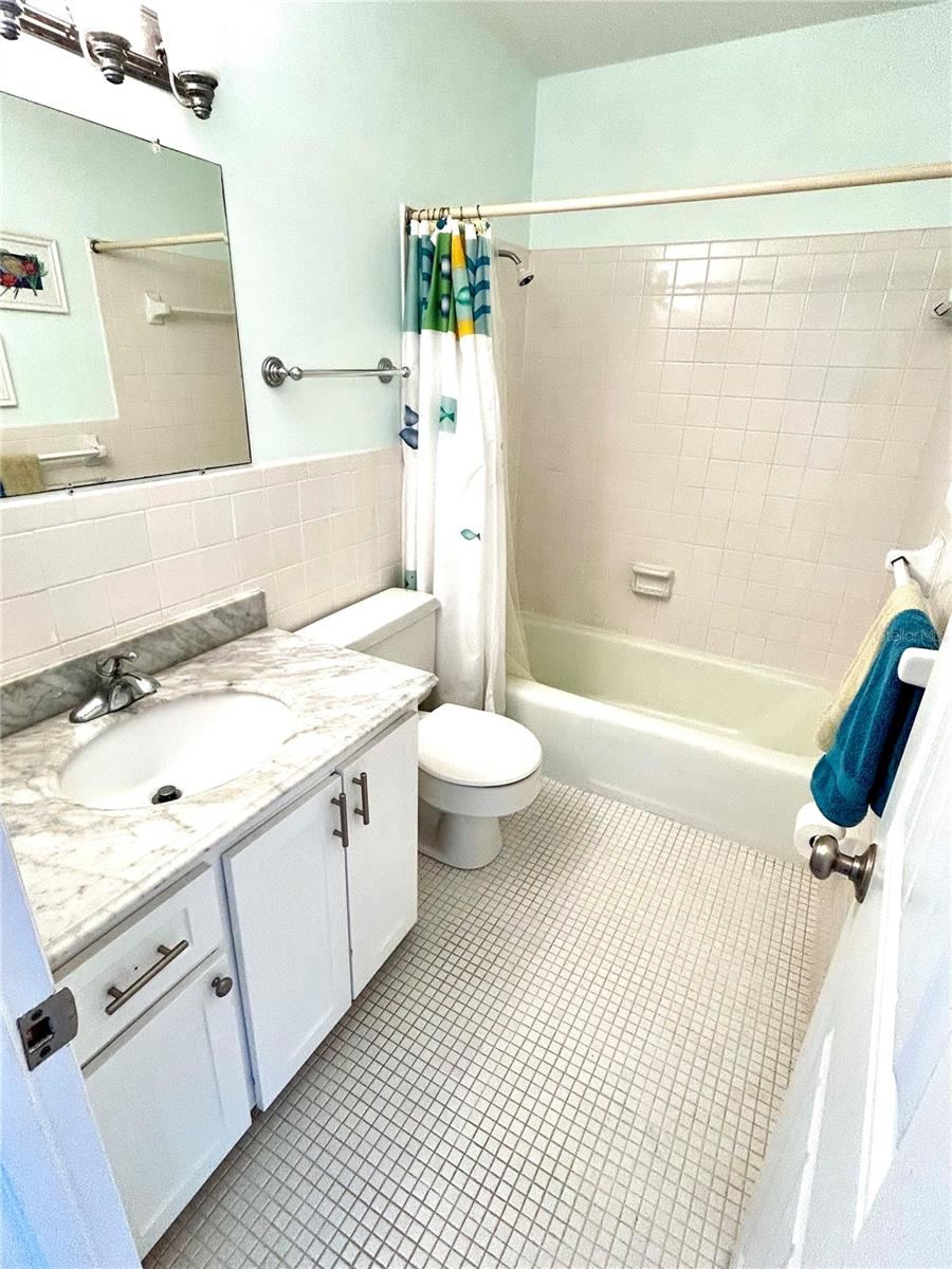 Photo 16 of 20: Upstairs fuill bath