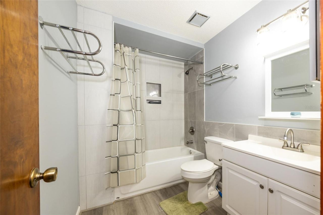 Photo 6 of 20: Upstairs Bathroom