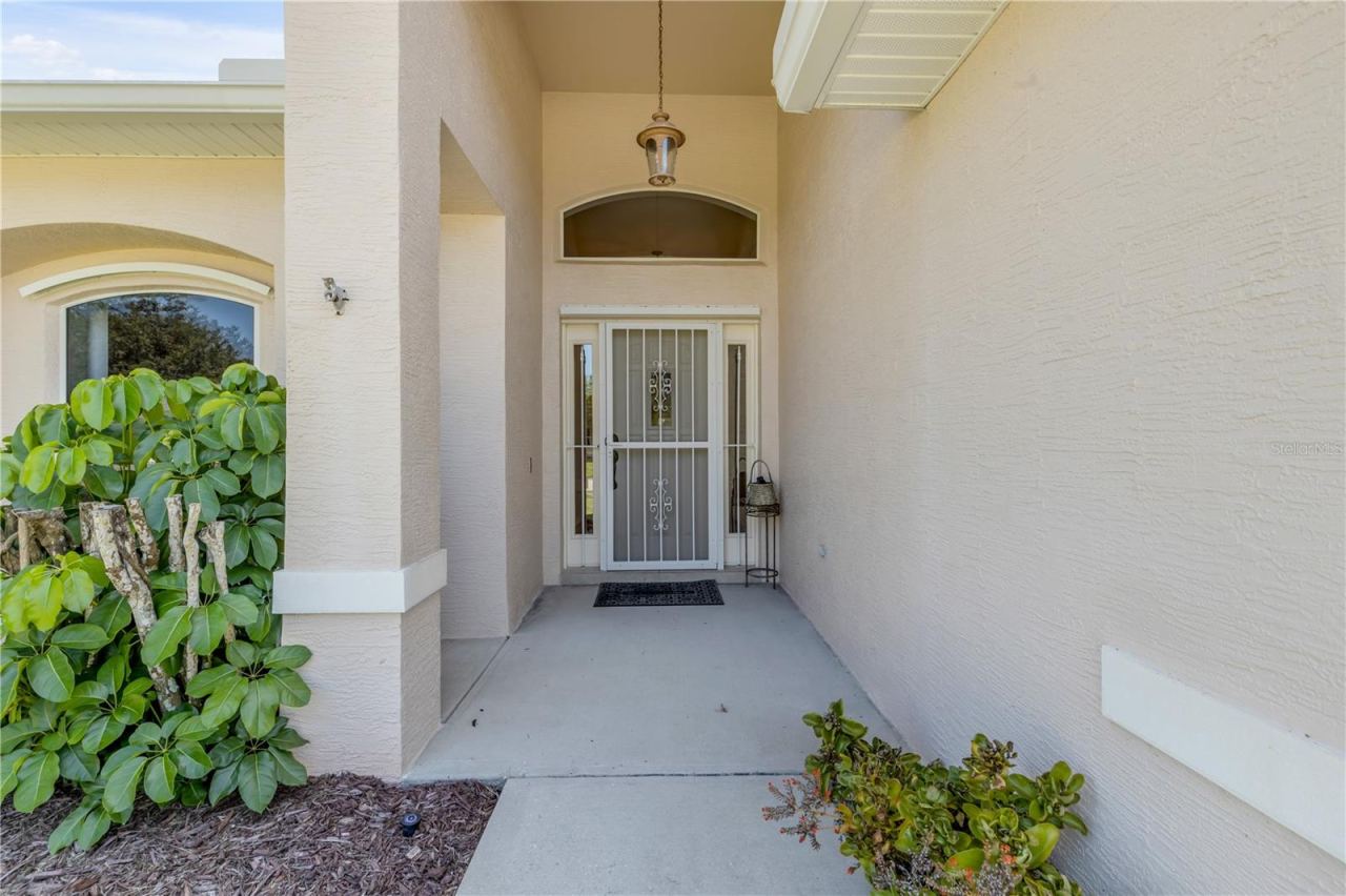 Photo 16 of 20: Exterior Front Entry