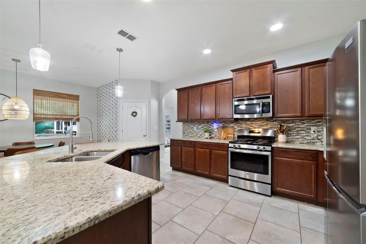 Photo 5 of 20: Gas range, ample storage.