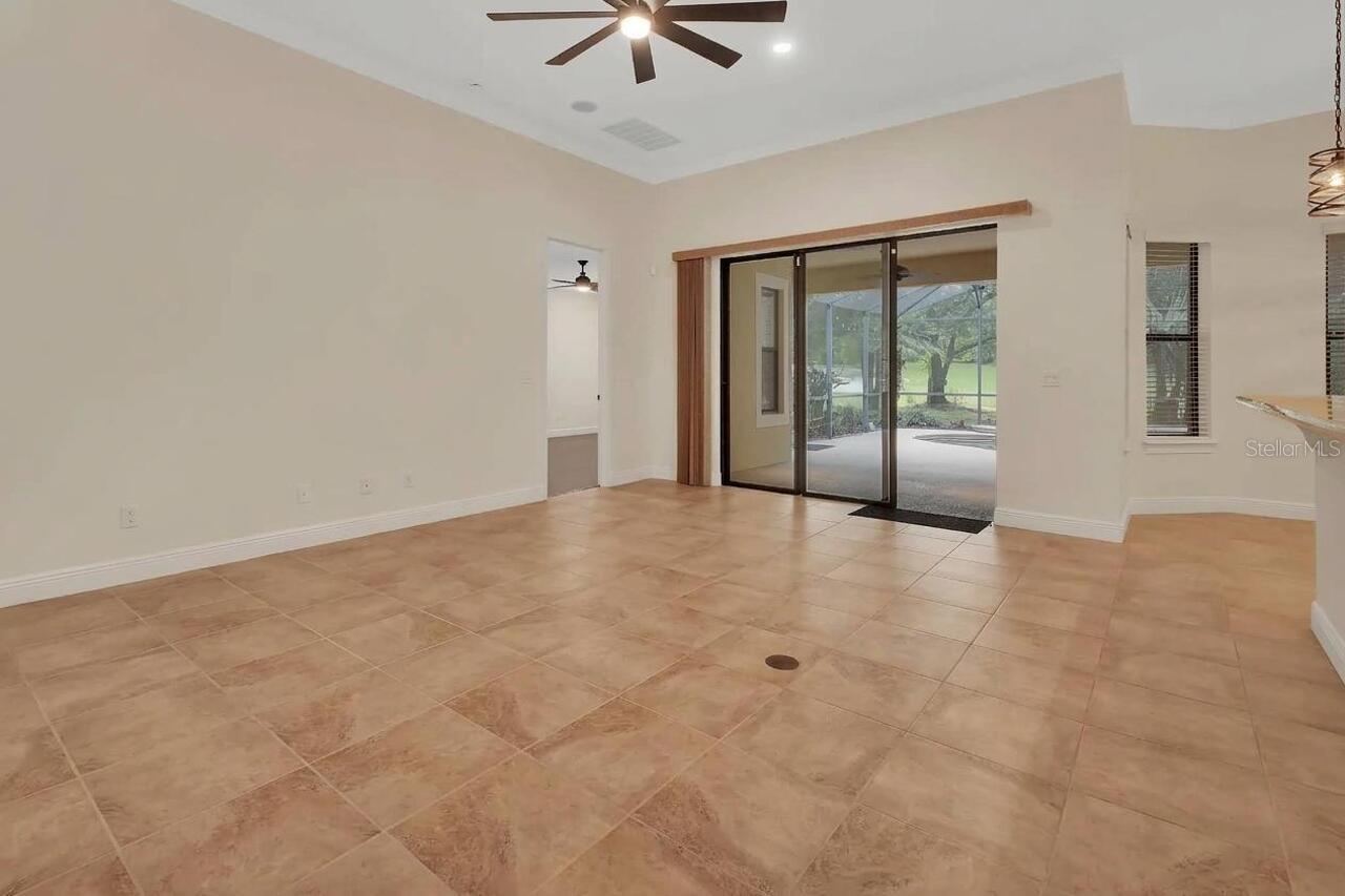 Photo 9 of 20: Living room