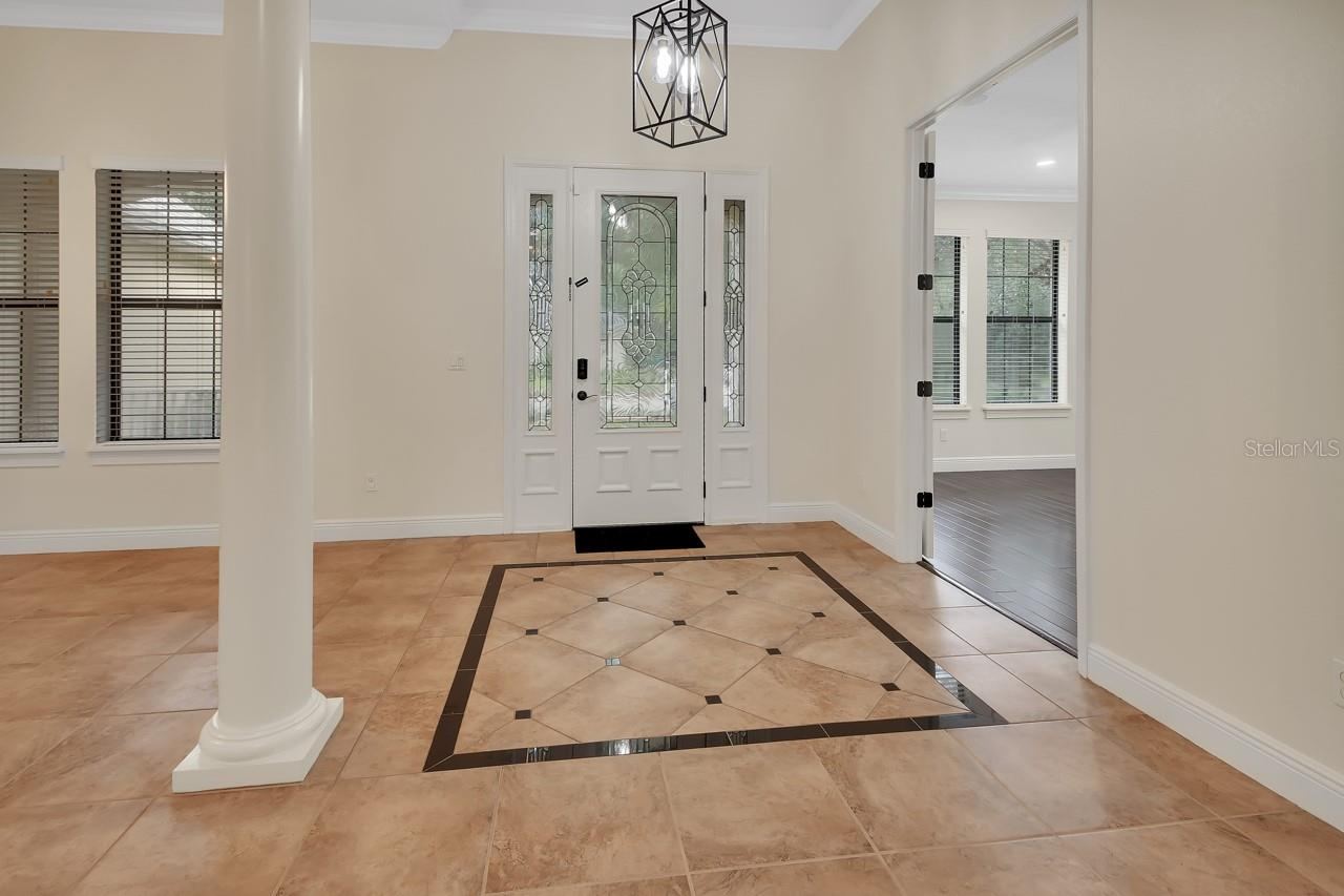 Photo 7 of 20: Foyer