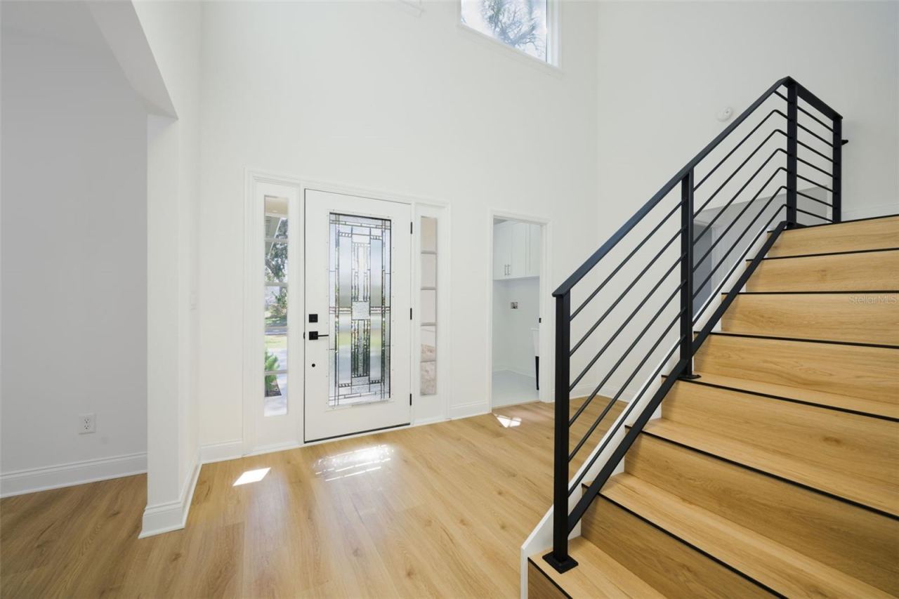 Photo 14 of 20: Foyer - Entry way
