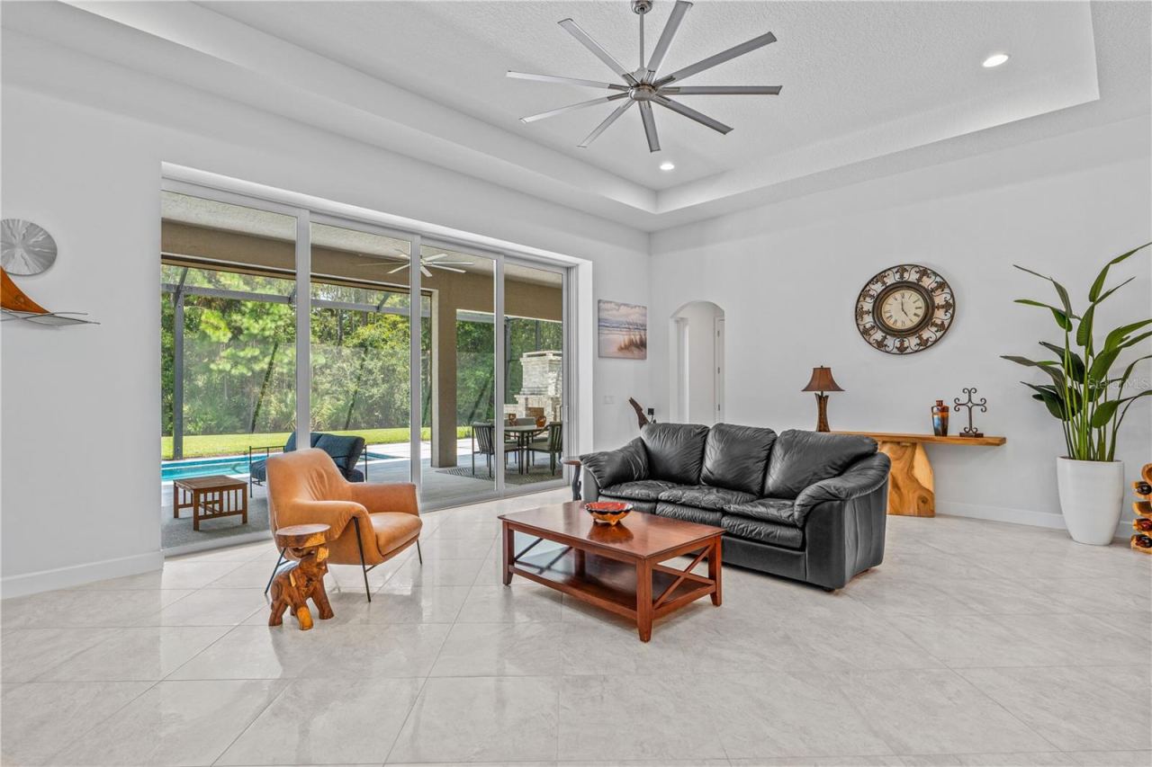 Photo 13 of 20: Family Room