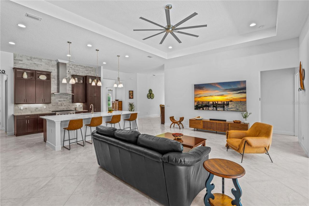 Photo 17 of 20: Family Room
