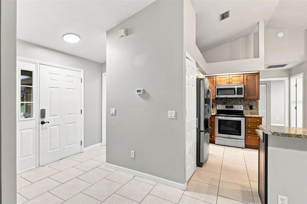 Photo 11 of 20: Entry/Kitchen