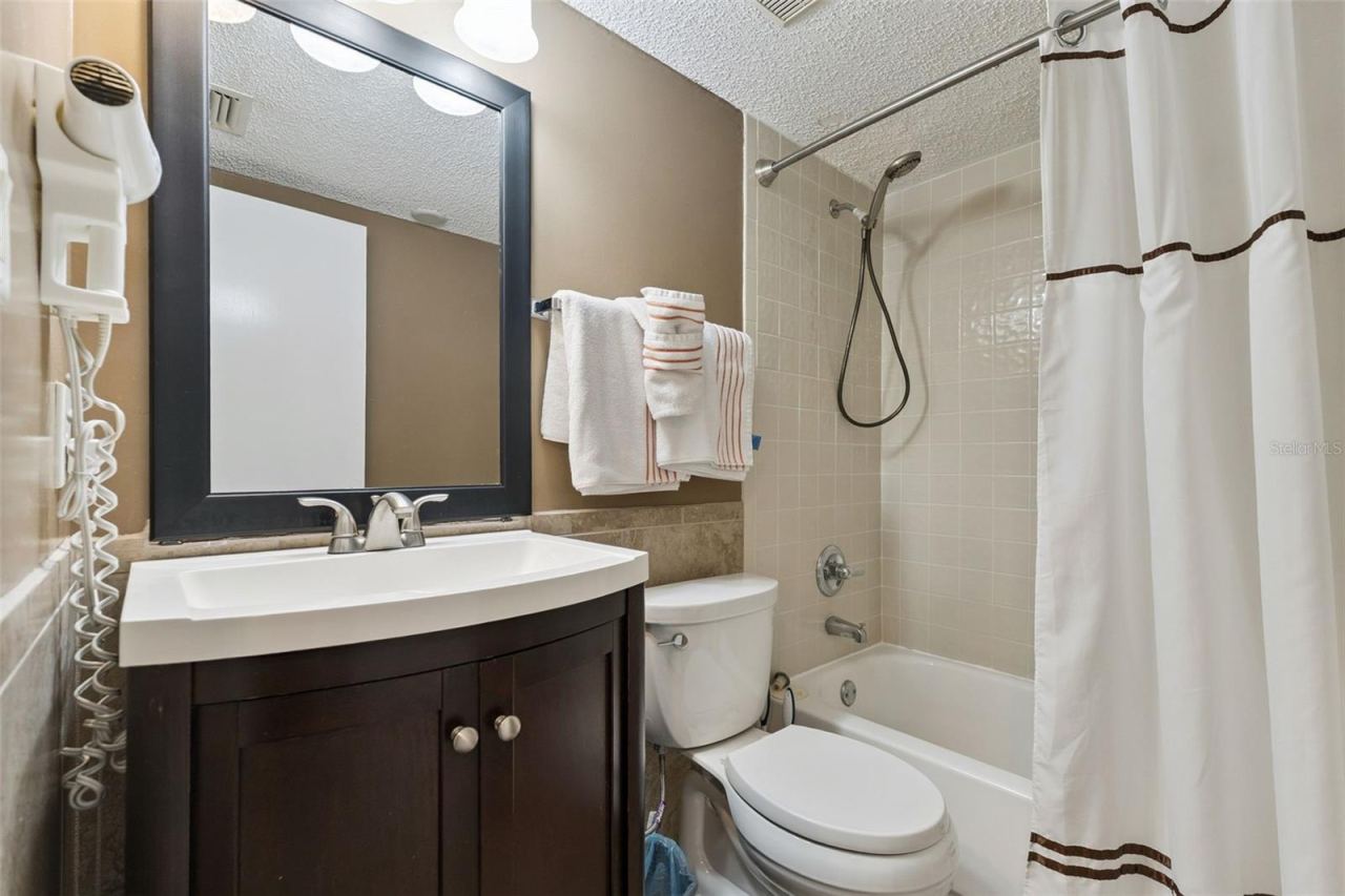 Photo 20 of 20: Guest bathroom