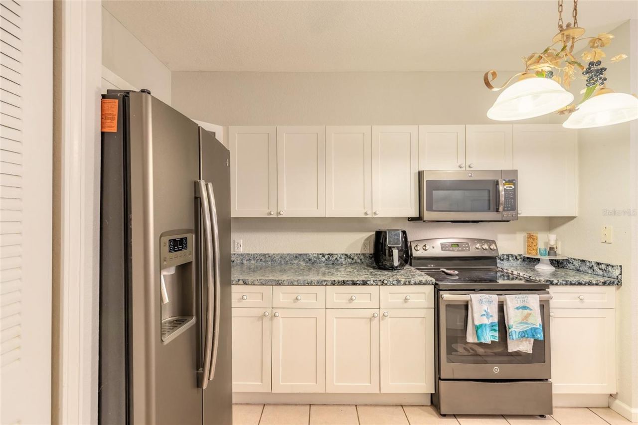 Photo 14 of 20: Good size upgraded kitchen