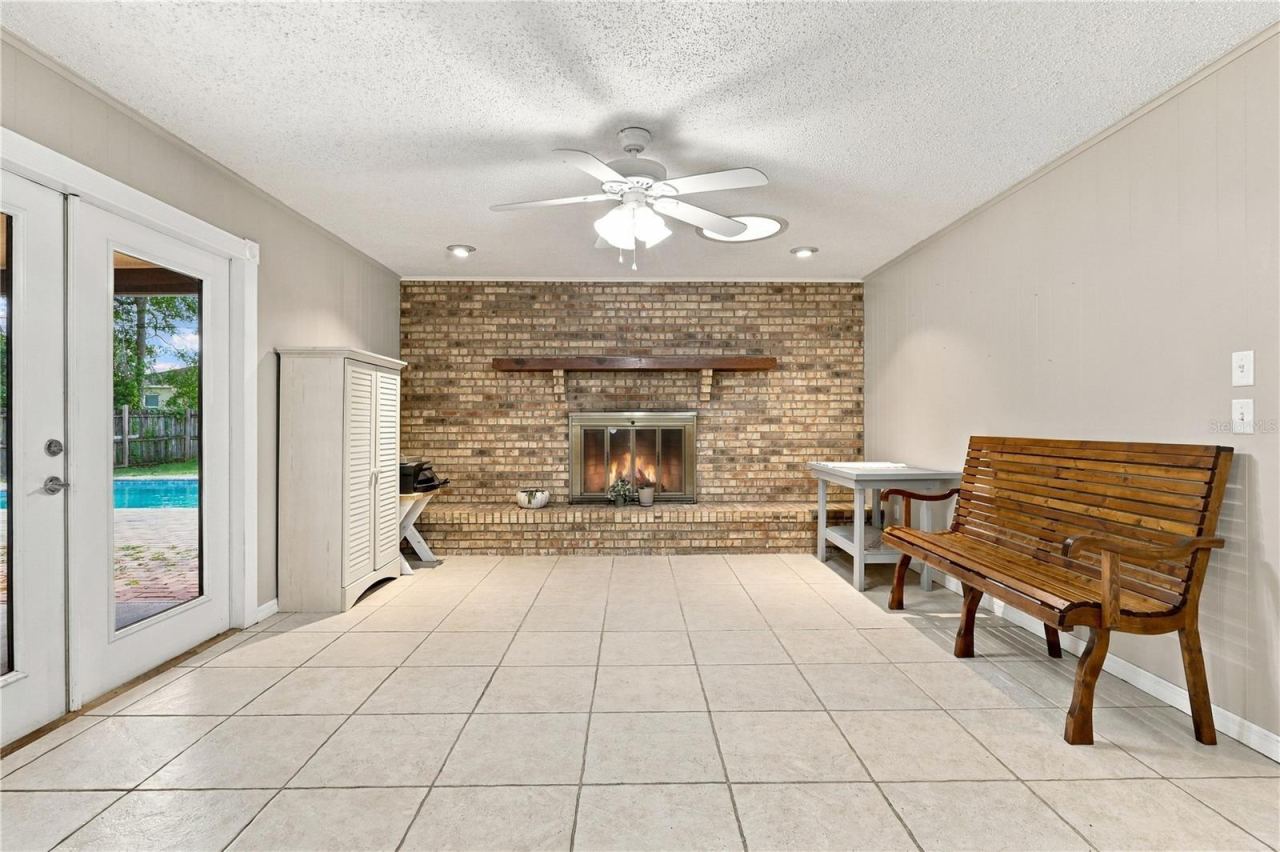 Photo 4 of 20: Family Room