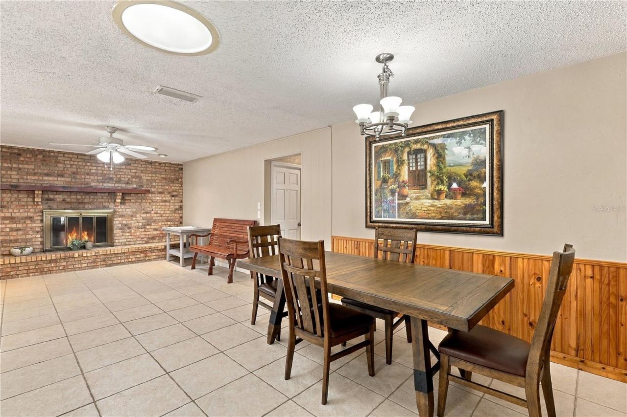 Photo 20 of 20: Nook/family room