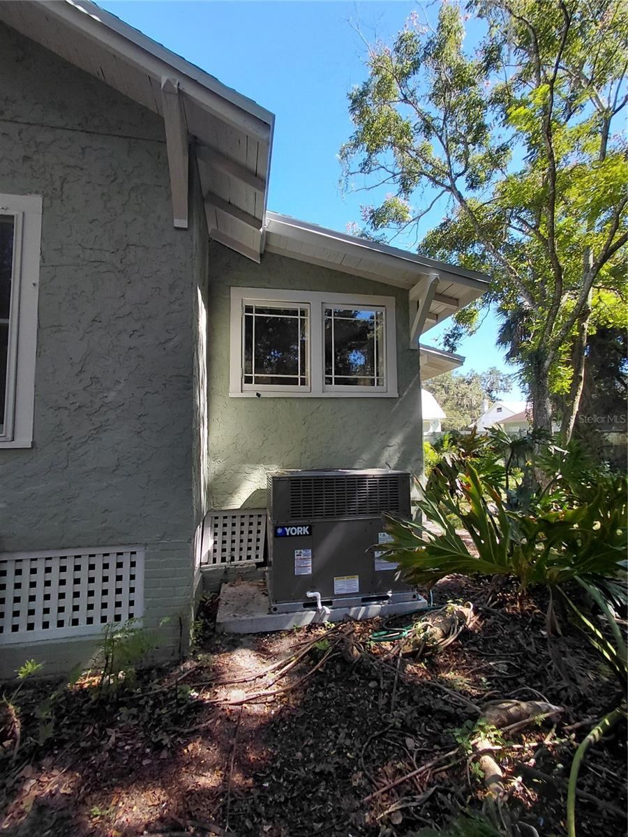 Photo 6 of 20: Right rear side of house