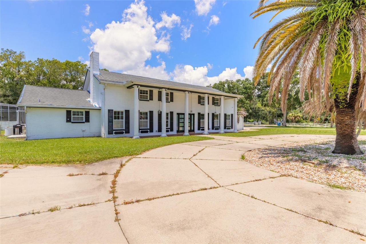 Photo 5 of 20: Circular Driveway