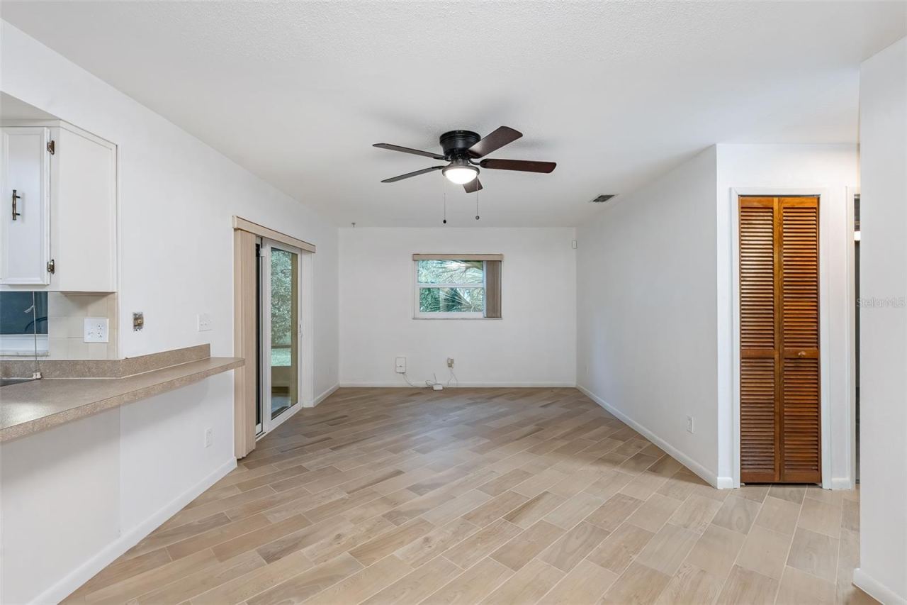Photo 18 of 20: Rear Living Room
