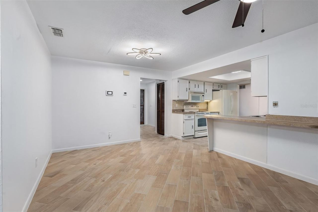 Photo 17 of 20: Dining Area