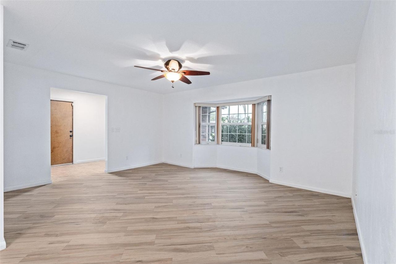 Photo 11 of 20: Front Family Room