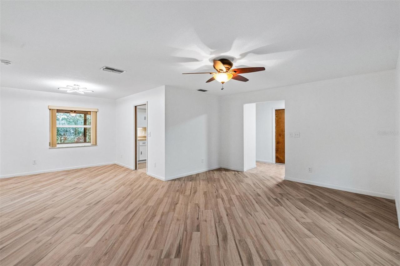 Photo 10 of 20: Front Family Room