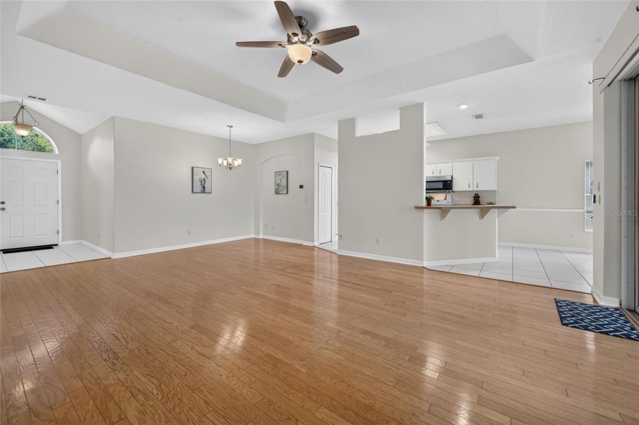 Photo 11 of 20: Living Room / Dining Room / Breakfast nook