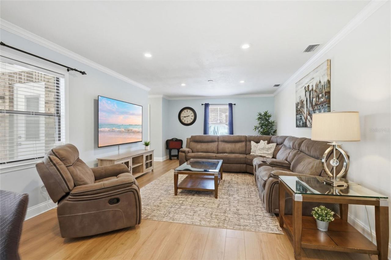 Photo 10 of 20: Family room