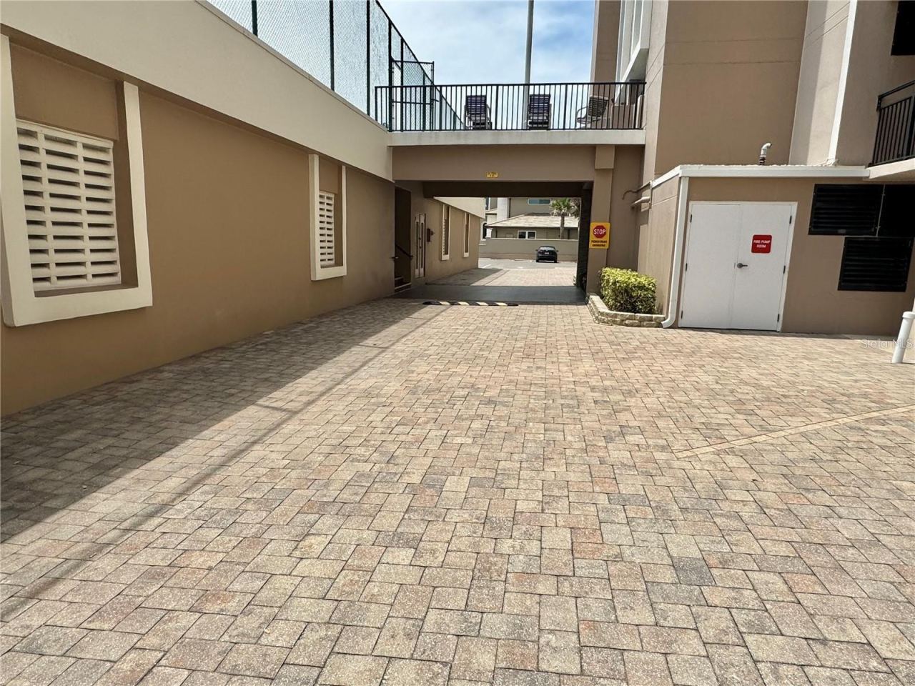 Photo 4 of 20: Driveway