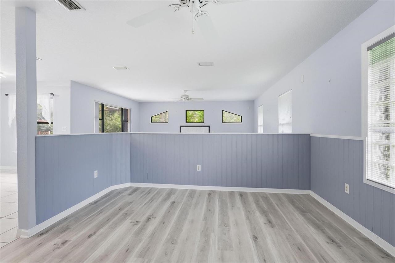 Photo 20 of 20: Looking towards family room.
