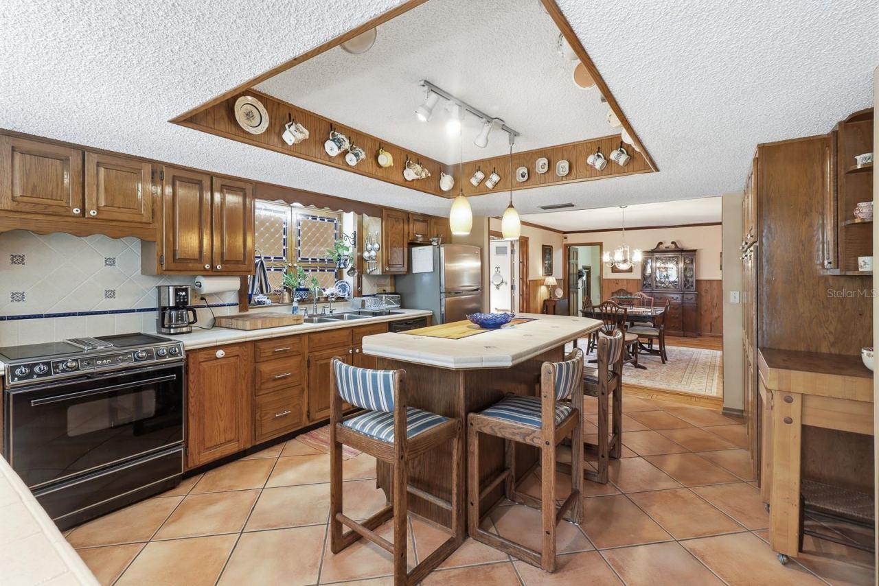 Photo 12 of 20: Beautifully crafted tray ceiling.