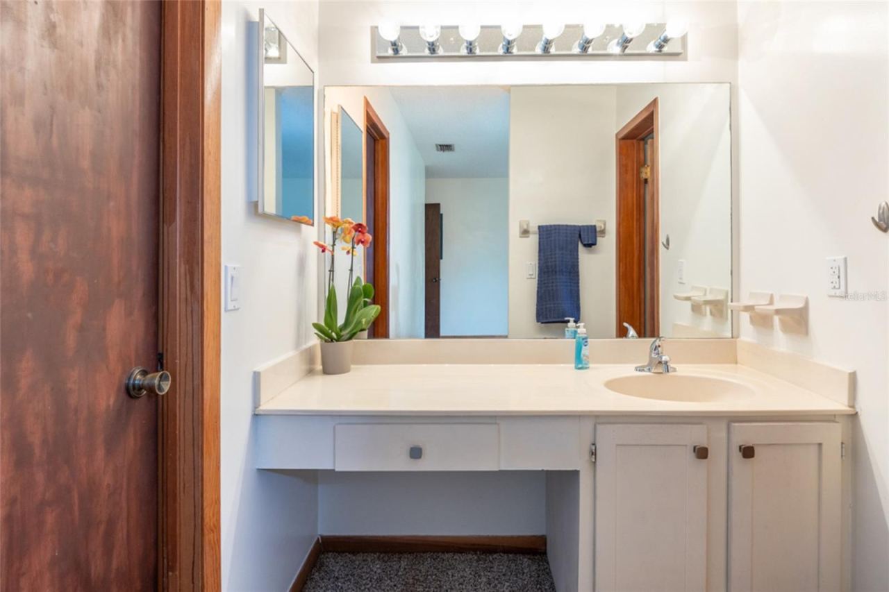 Photo 18 of 20: UNSTAGED: Ensuite Bathroom