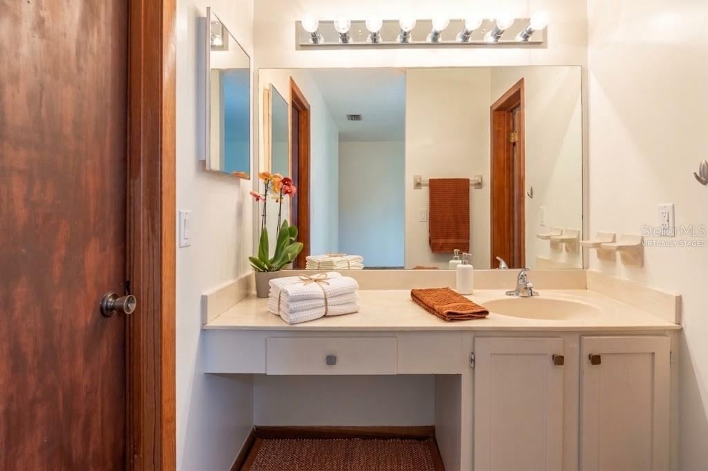 Photo 17 of 20: VIRTUALLY STAGED: Ensuite Bathroom