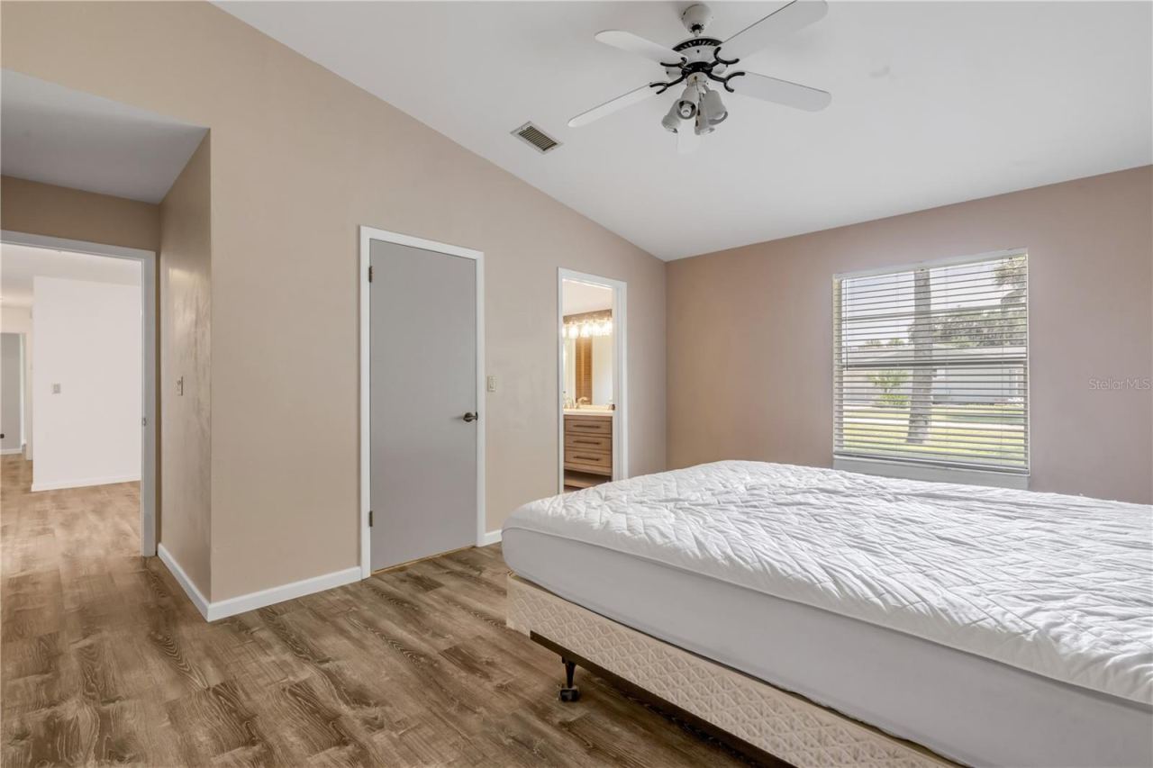 Photo 7 of 20: Master Bedroom