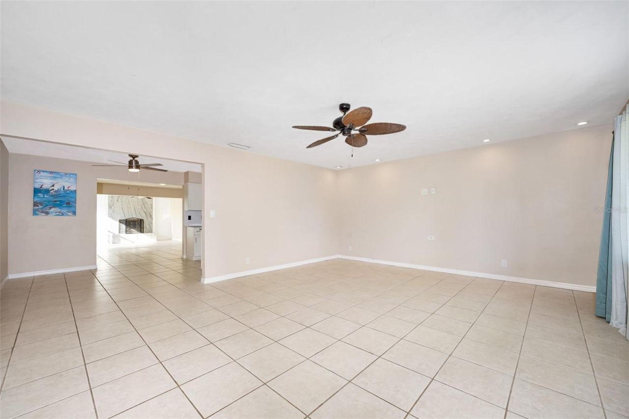 Photo 7 of 20: Living Room