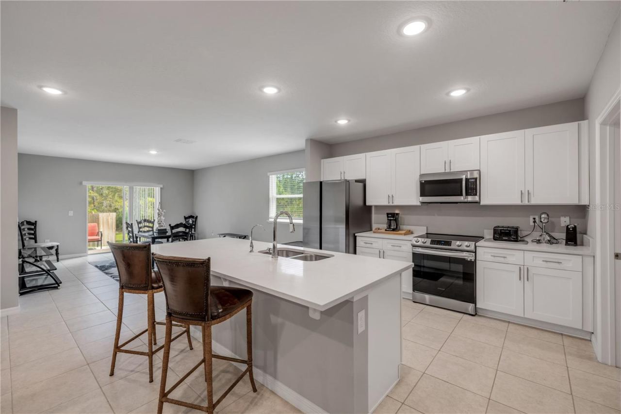 Photo 4 of 20: Kitchen w/Granite Countertops