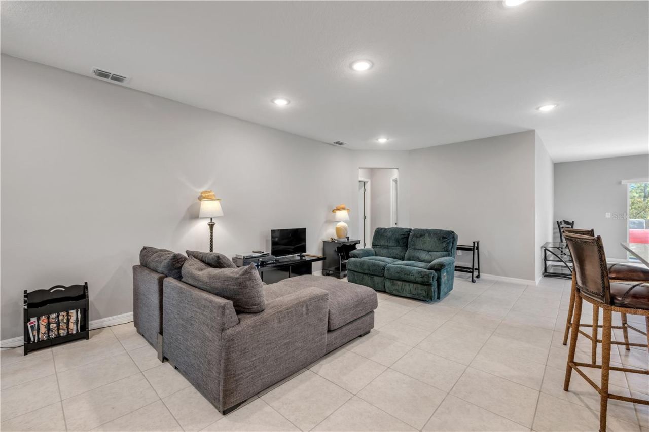 Photo 9 of 20: Living Room
